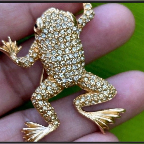 Vintage CHRISTIAN DIOR Gold Tone Swarovski Crystal encrusted pave Frog Brooch - Picture 4 of 11